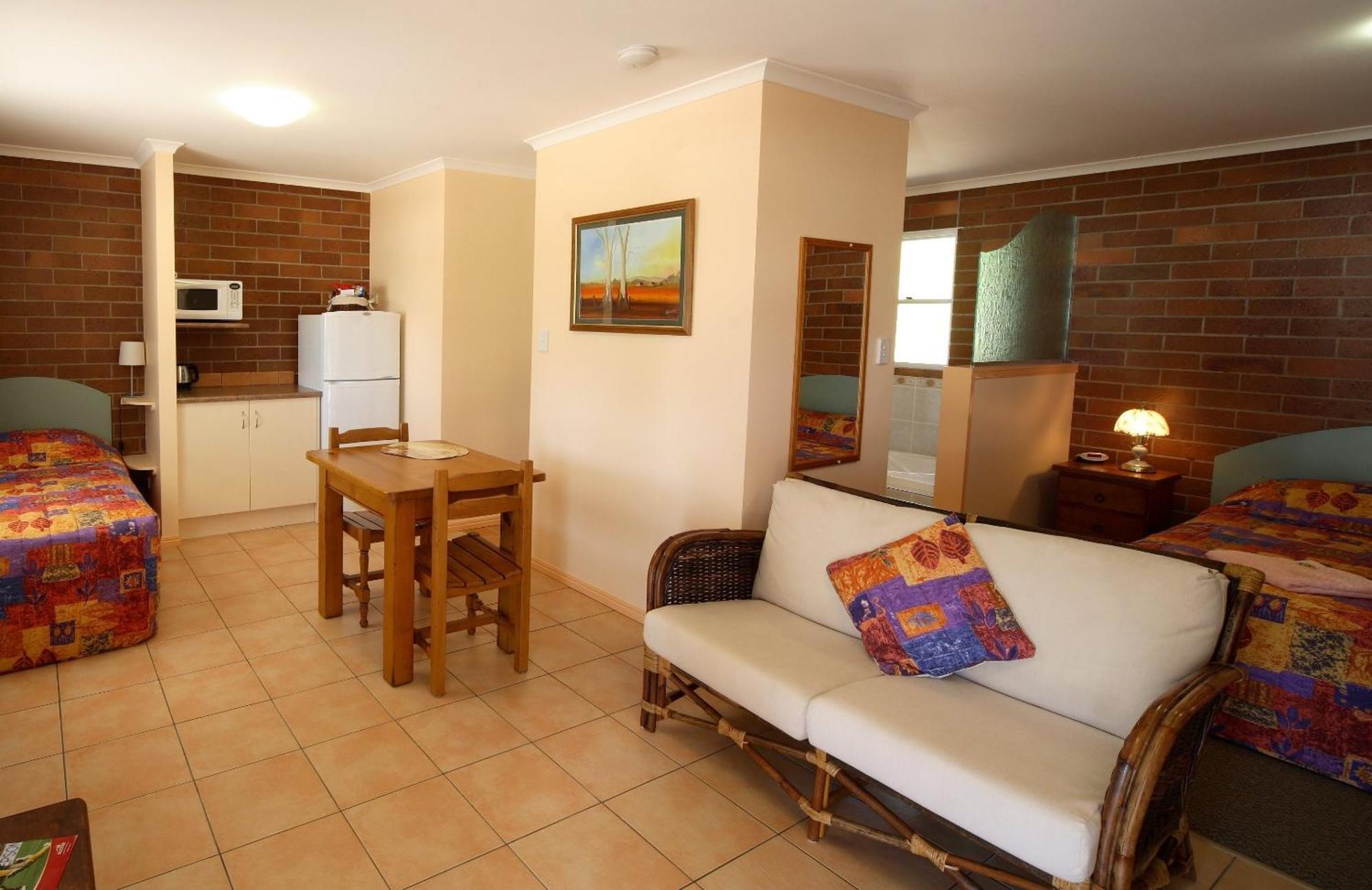 Rubyvale Motel & Holiday Units - An Adults Only Getaway Exterior photo