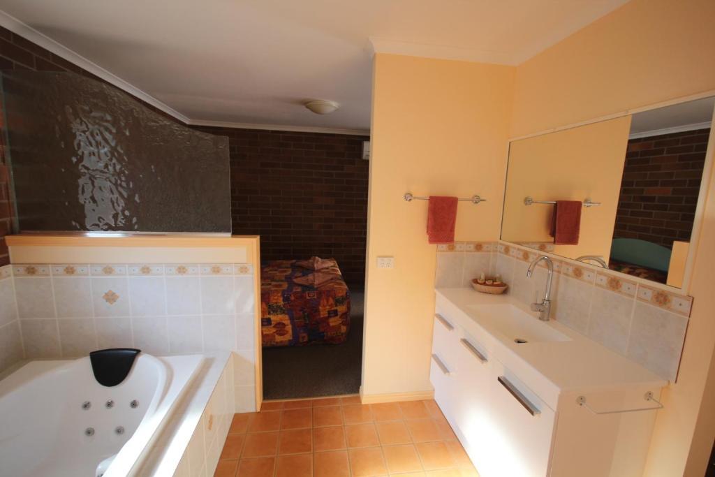 Rubyvale Motel & Holiday Units - An Adults Only Getaway Room photo